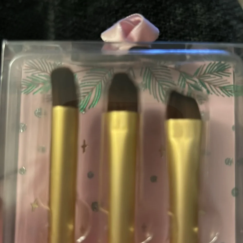 NWT Eyeshadow brush trio in soft fuzzy stocking